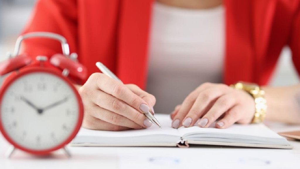 Женщина планирует свой день