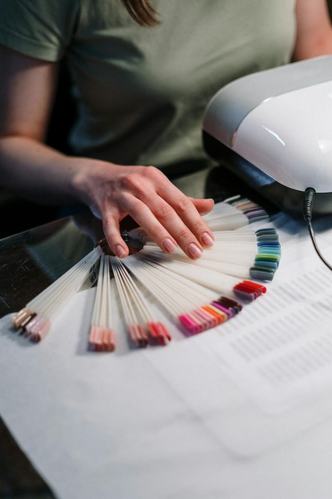 Kobieta wykonująca manicure w domu