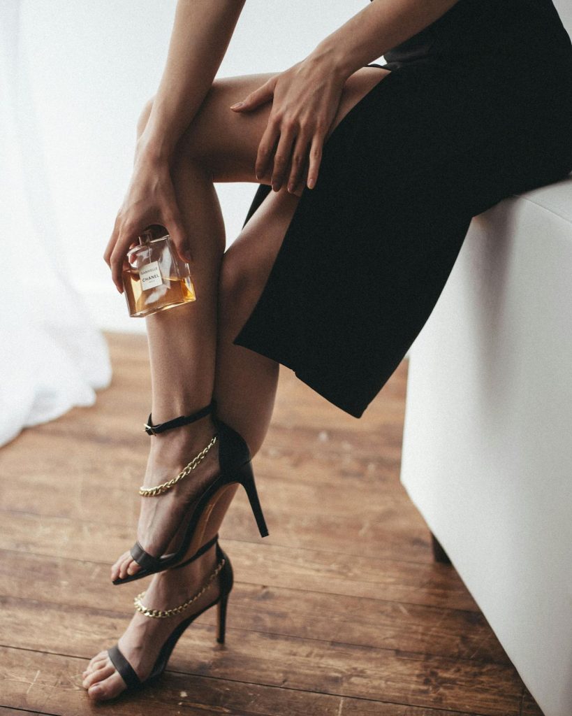 Модная девушка в стильной осенней обуви