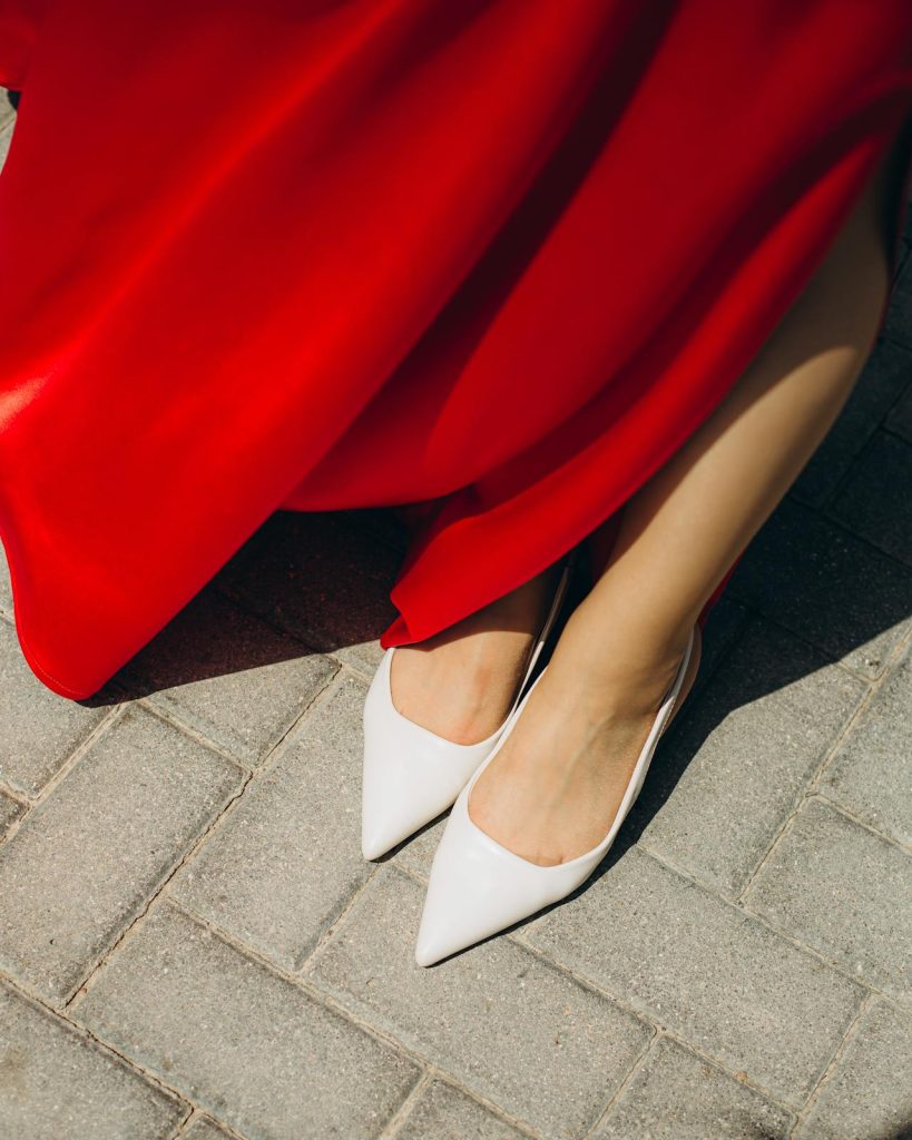 Стильная девушка в модной обуви сидит на стуле