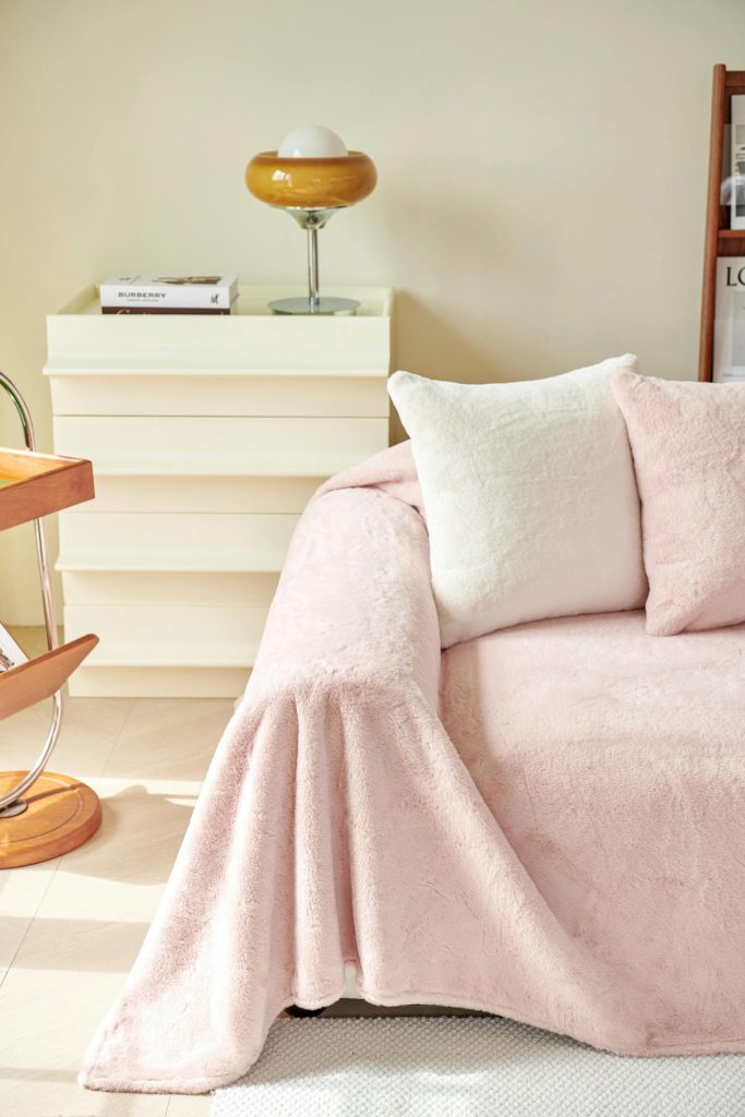 Interior confortabil cu texturi naturale