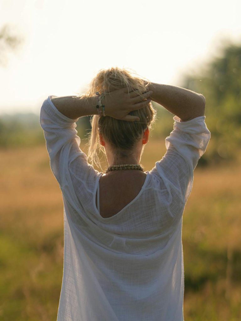 Kobieta medytująca rano przy oknie