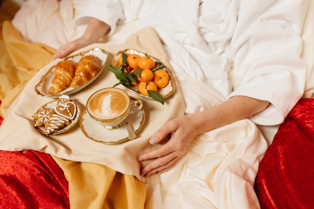 Femeie savurând o băutură de dimineață, bucurându-se de moment