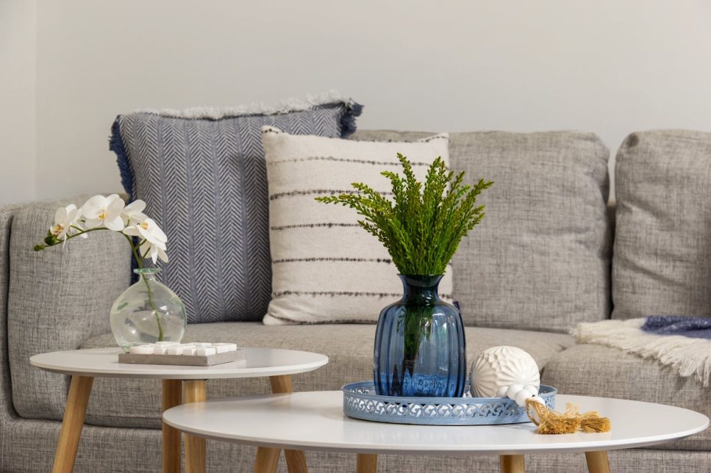 Уютная гостиная с диваном, подушками и пледом