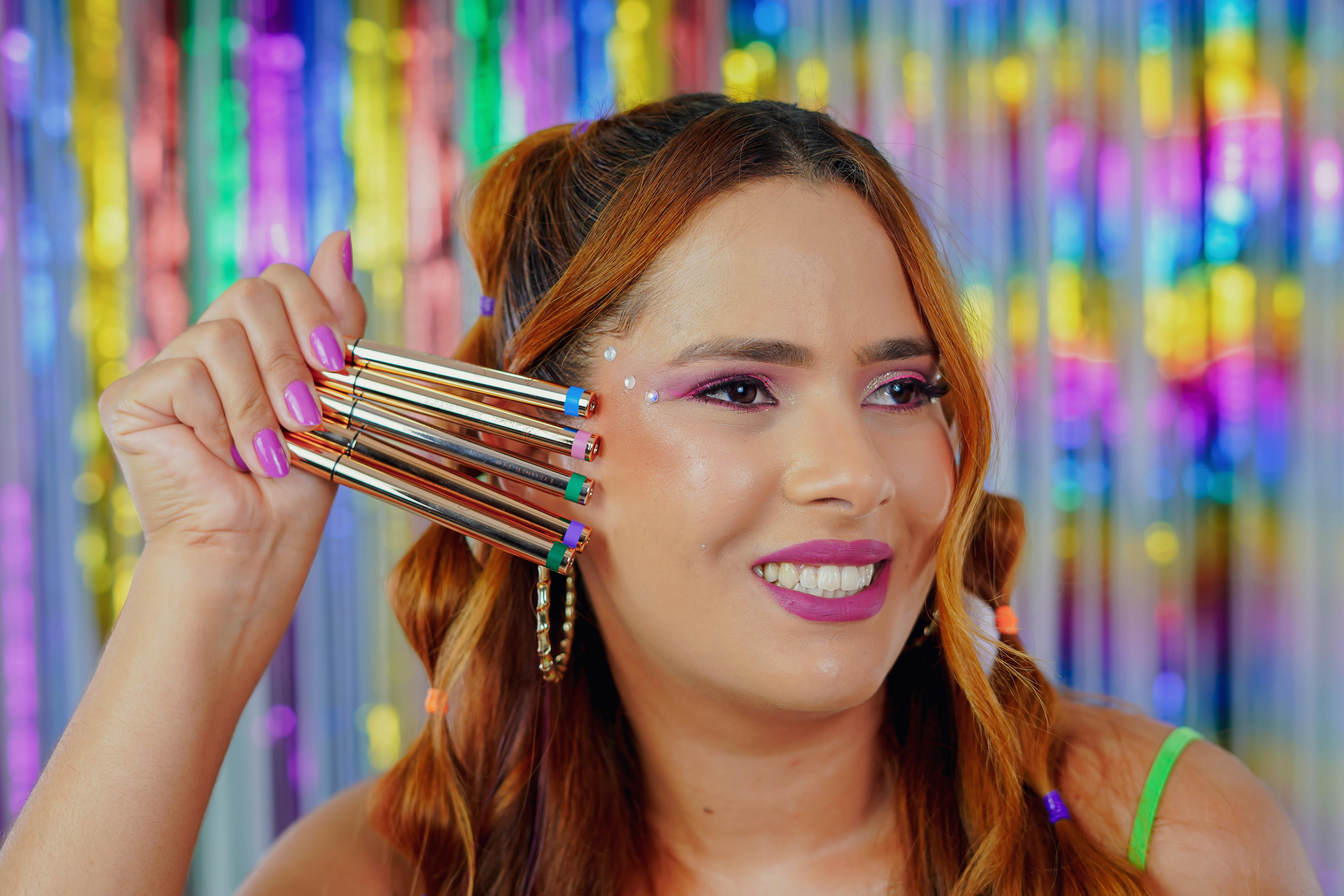 Кольоровий портрет із блискітками — натхнення для вечірнього макіяжу