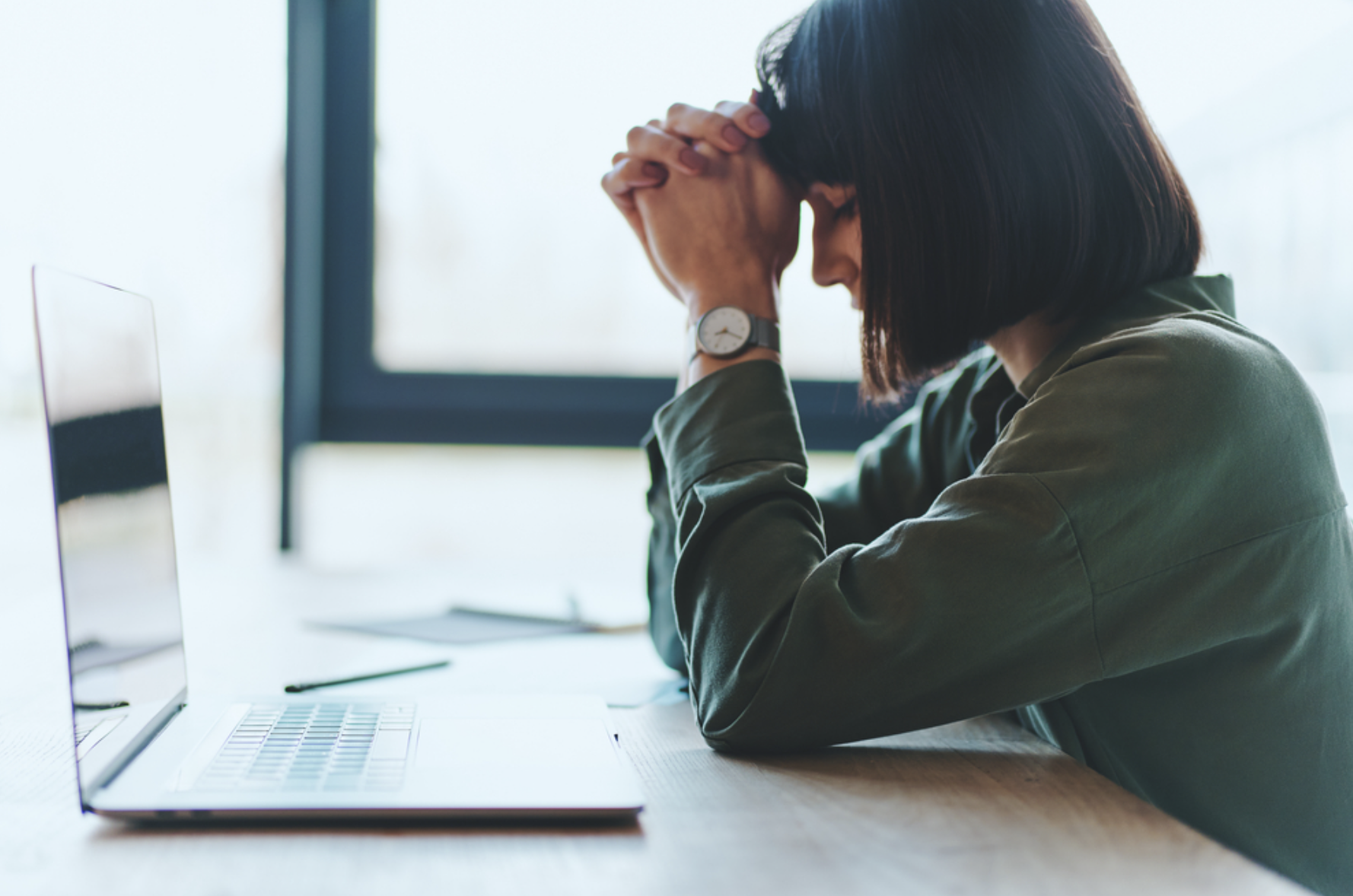 Pewna siebie, uśmiechnięta kobieta