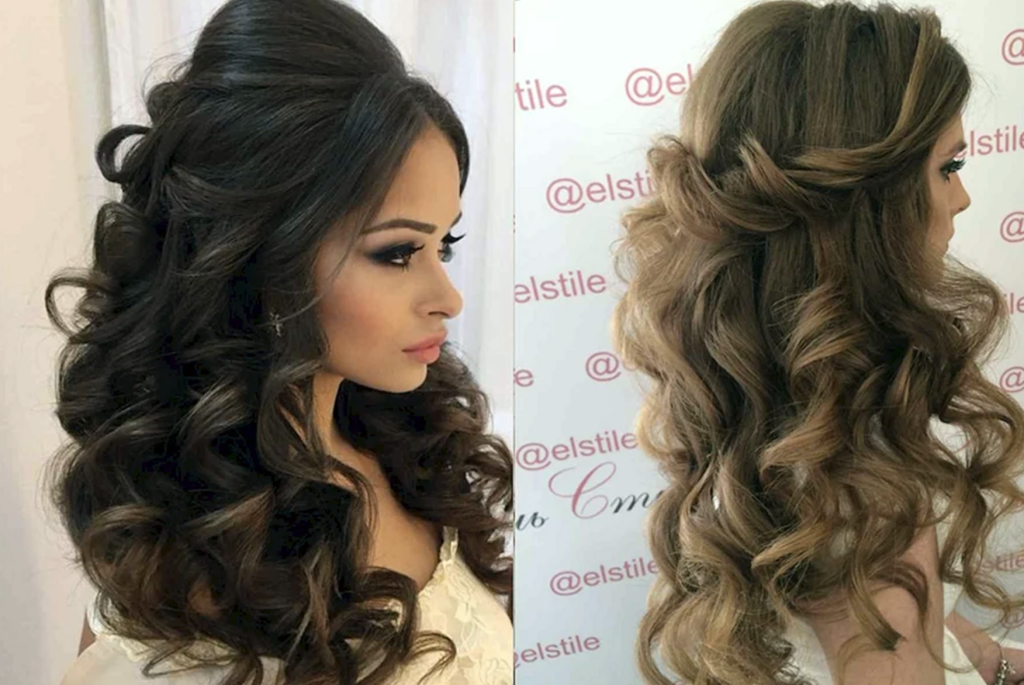 Девушка с красивыми кудрями смотрит в зеркало и улыбается.