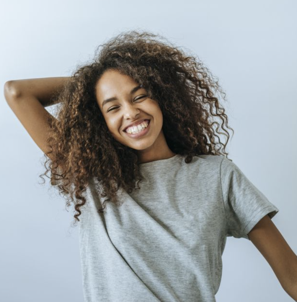 Девушка с красивыми и здоровыми кудрями.