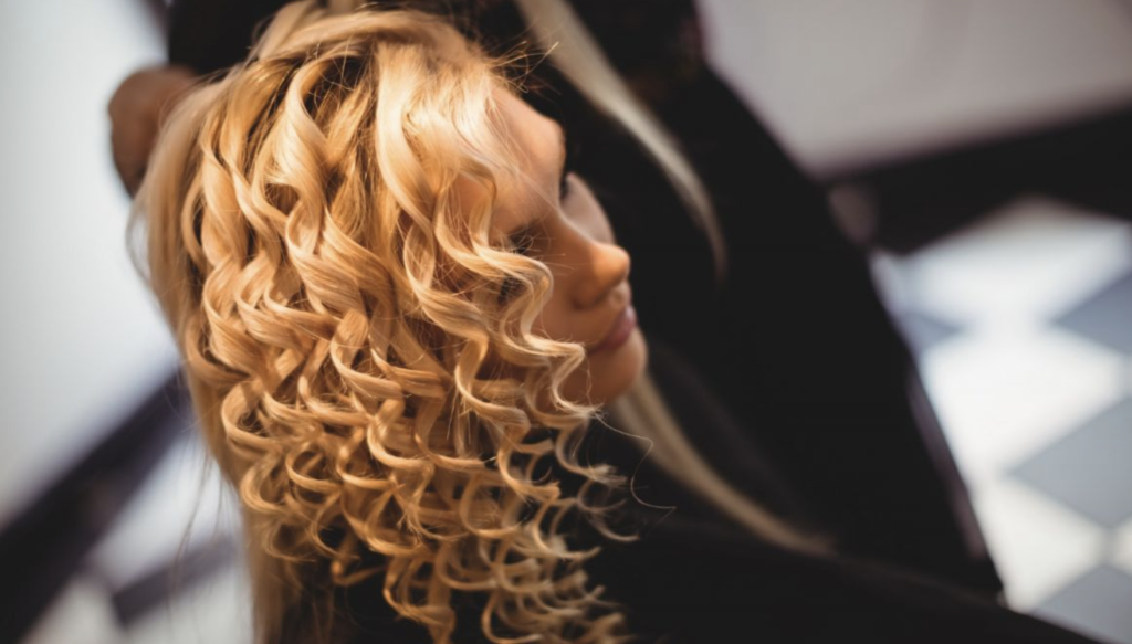 Набор косметики для ухода за кудрявыми волосами.