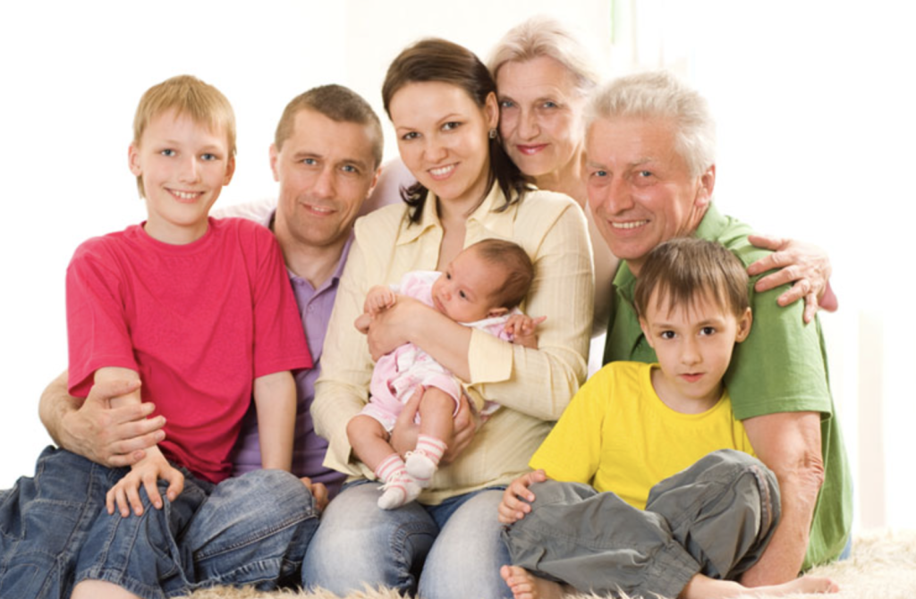 Две женщины разного возраста спокойно беседуют на диване