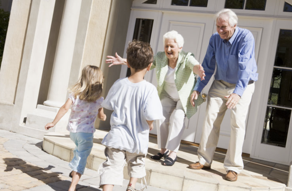 Серьезный разговор двух людей за столом