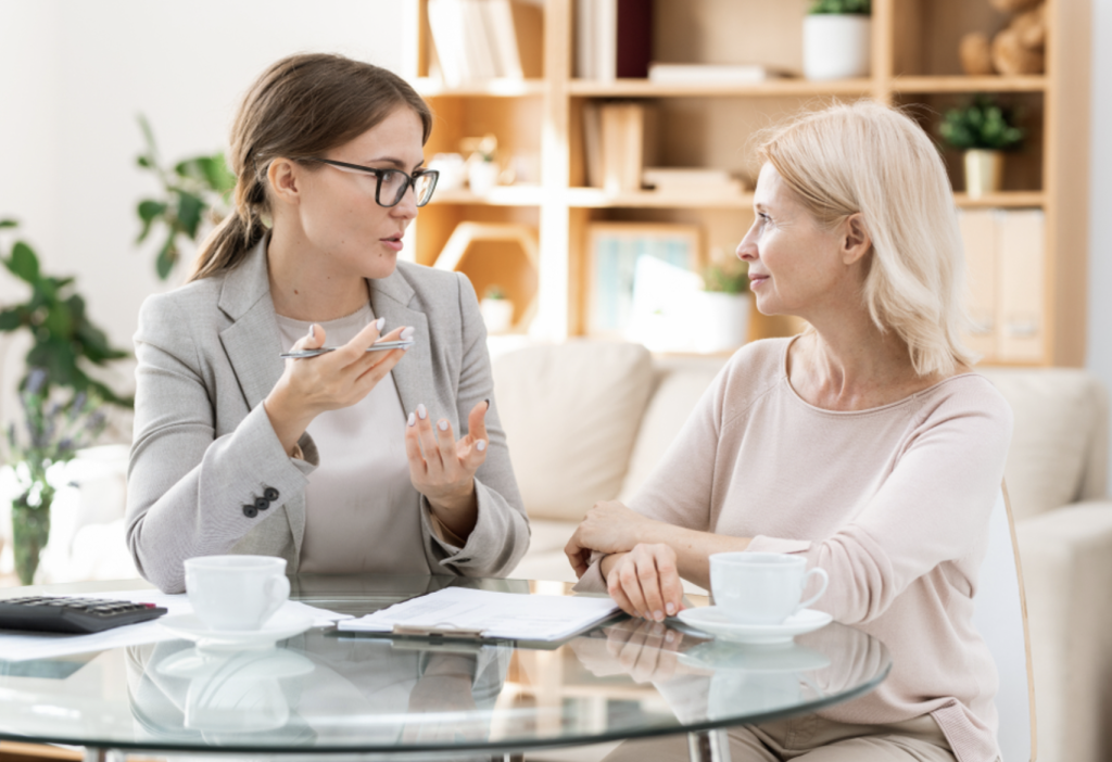 Женщина спокойно работает за ноутбуком