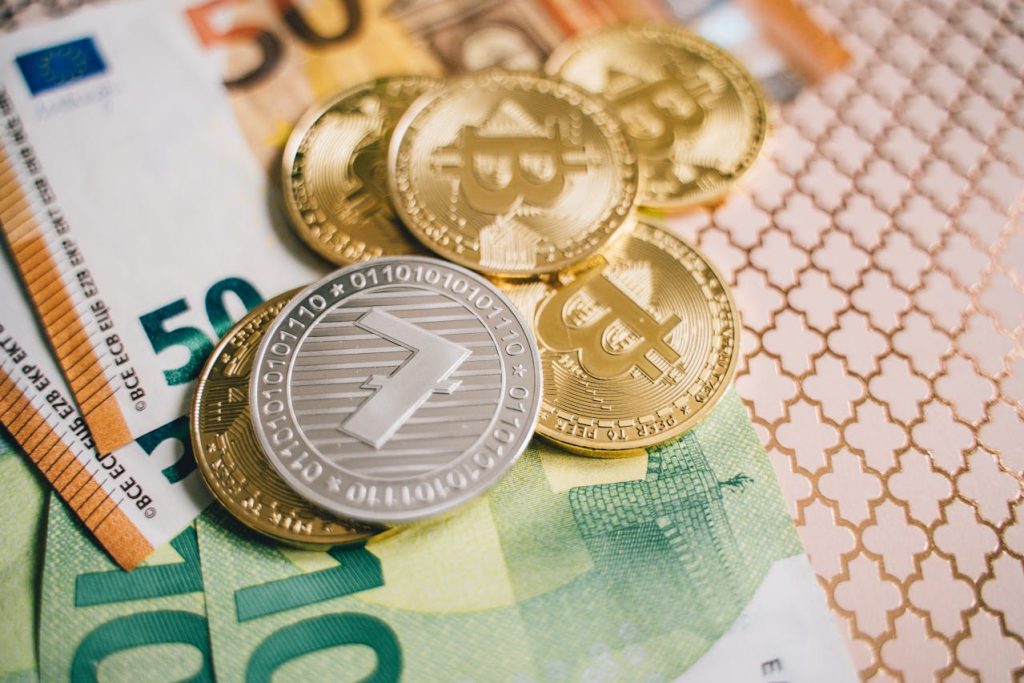 Kobieta korzysta ze smartfona do bankowości internetowej