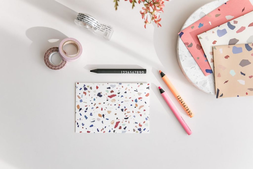 Руки человека, рисующего в скетчбуке в кафе, что символизирует рисование как привычку.