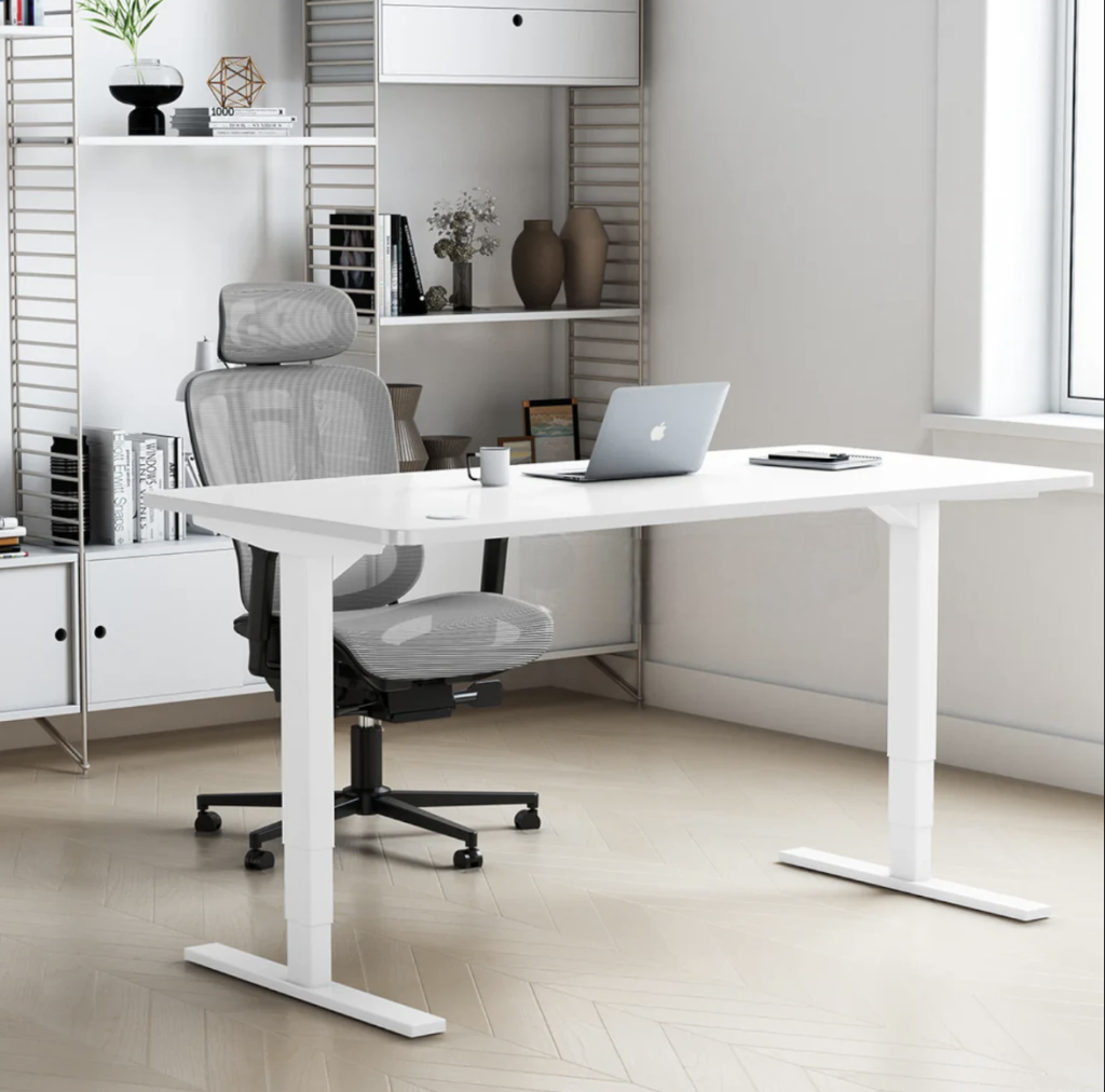 Женщина делает растяжку для плеч, сидя за рабочим столом