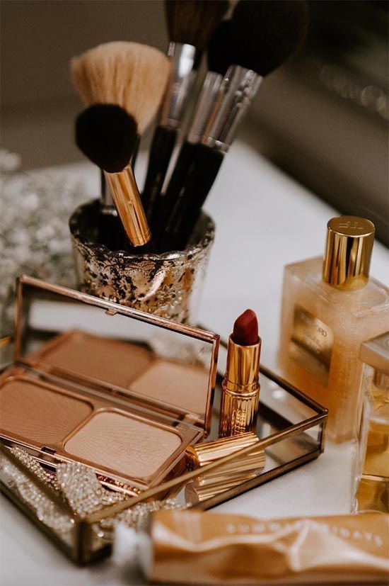 Женщина наносит пудру кистью