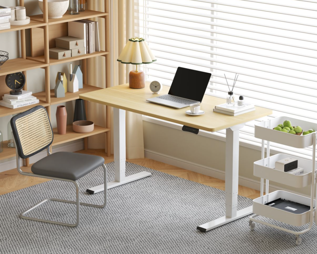 O femeie fericită și relaxată stă în biroul ei confortabil de acasă.