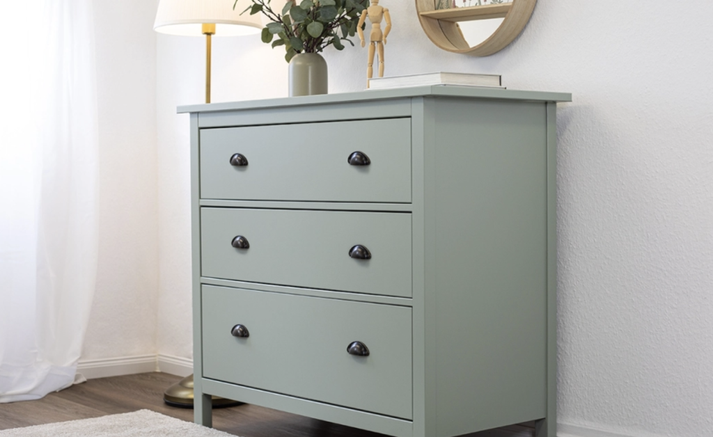 Comodă veche înainte de restaurare