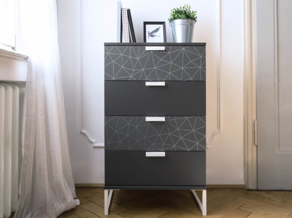 Comodă restaurată într-un interior modern