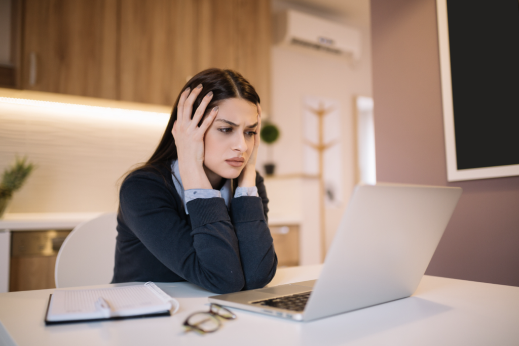 Девушка в лесу смотрит на солнечные лучи