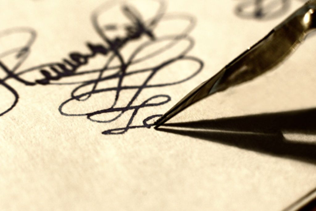 Изображение: Рука, практикует базовые каллиграфические штрихи (восходящие, нисходящие, овалы) на рабочем листе с направляющими линиями.