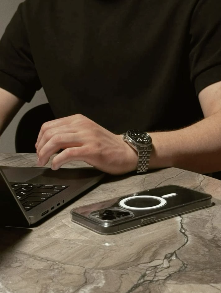Bărbat ocupat cu munca la laptop