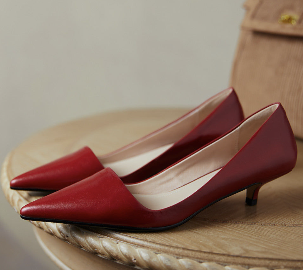 Изящные туфли kitten heels с асимметричным вырезом и открытой пяткой