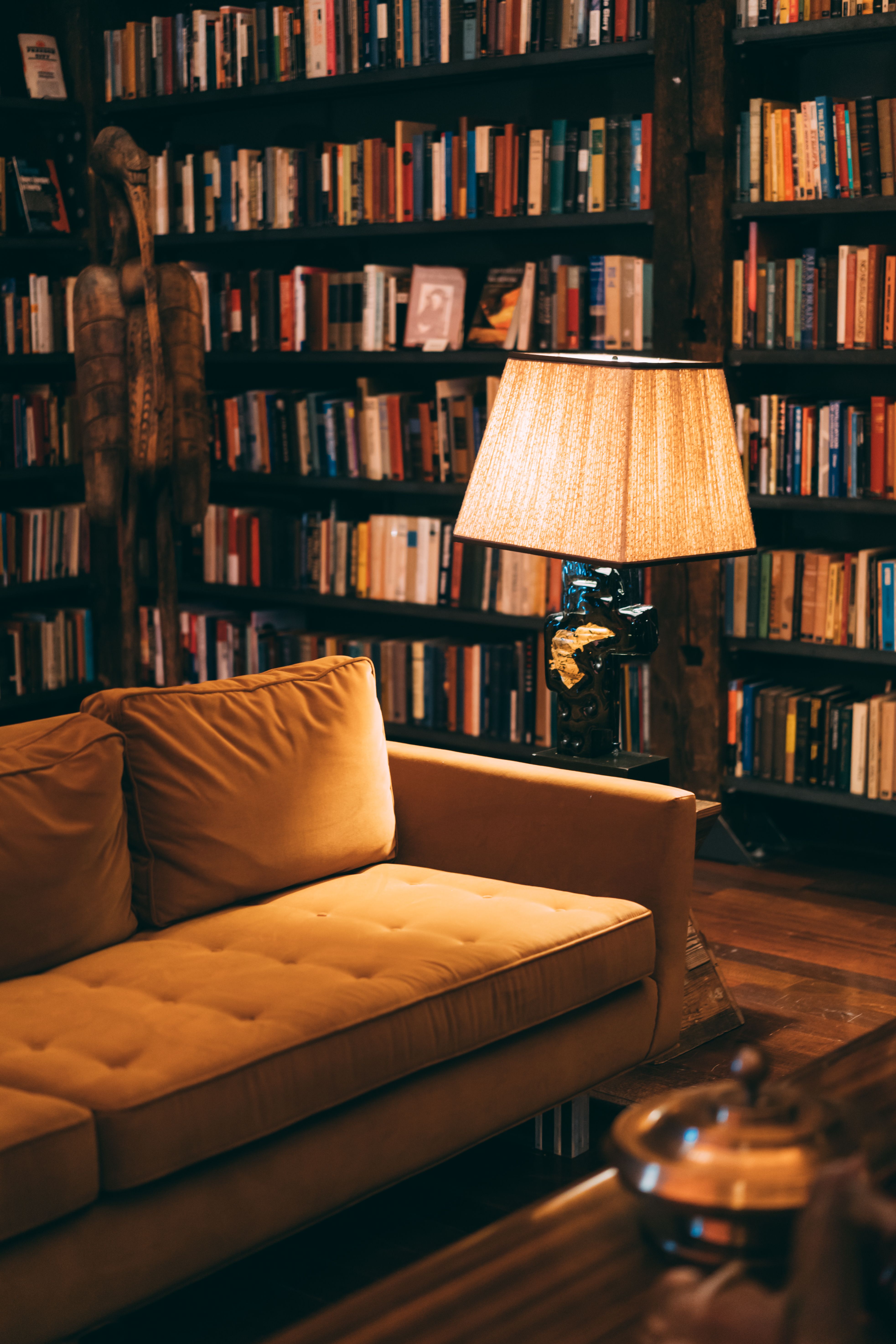 Уютное кресло для чтения у окна с пледом и книгой